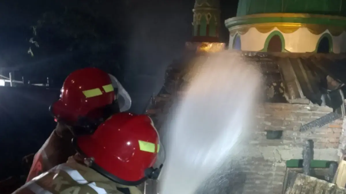 KERJA KERAS: Petugas pemadam saat menjinakkan api yang sudah membakar gudang. FOTO: UPT Pemadam Kebakaran Kota Malang for Radar Malang