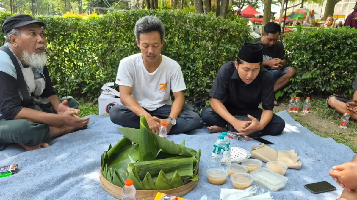 PERSIAPAN: Panitia Festival Kuno Kini 2026 menggelar doa bersama sebelum melakukan penataan dan pengaturan lokasi di kawasan SLG kemarin. (foto: puspitorini dian hartanti)

&nbsp;