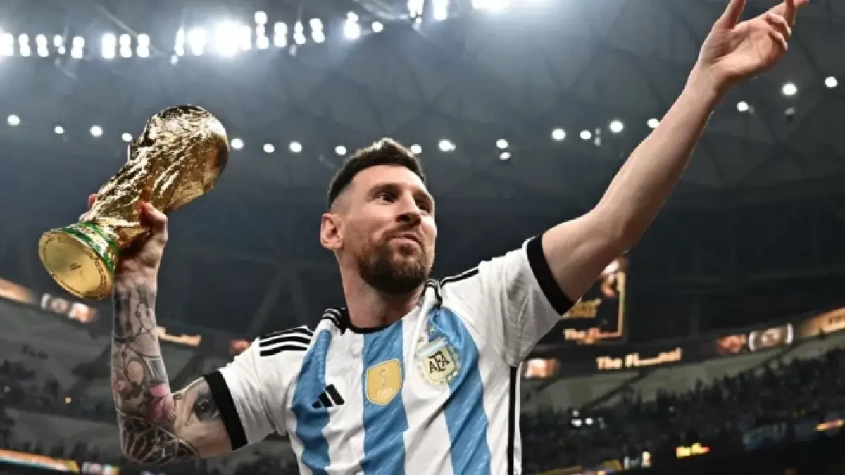 Lionel Messi usai membawa Timnas Argentina juara Piala Dunia 2022. (JAWAPOS.COM)