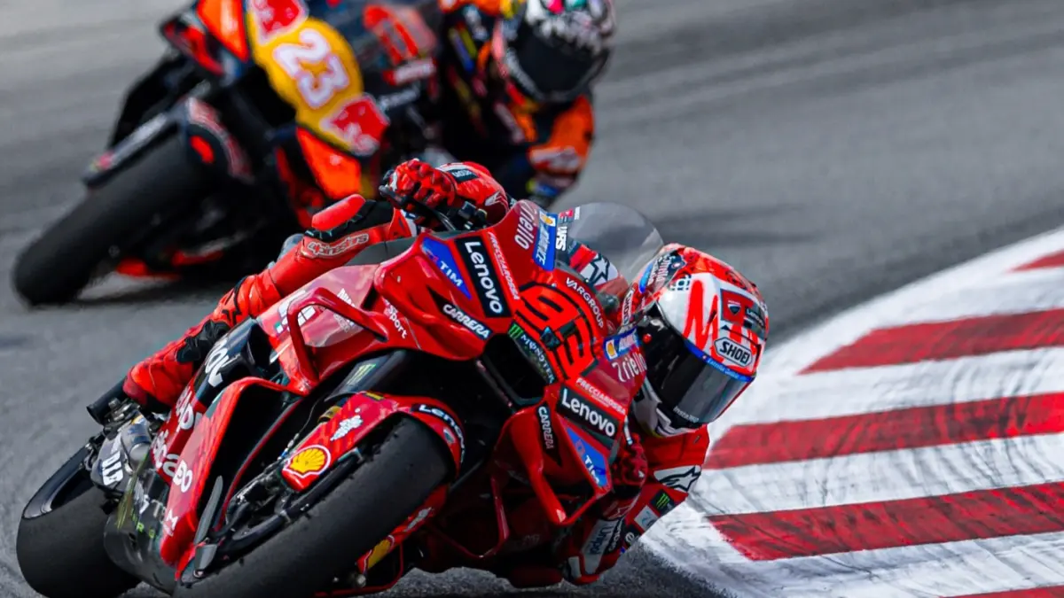 Marc Marquez saat duel dengan Enea Bastianini di lintasan balap MotoGP.