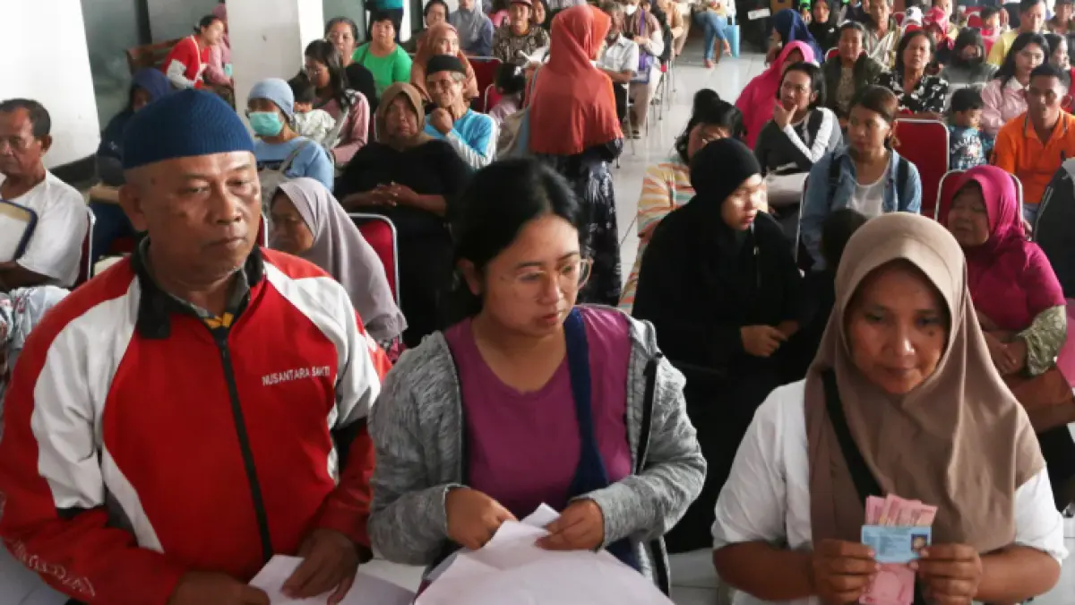 Warga antre mengambil bantuan