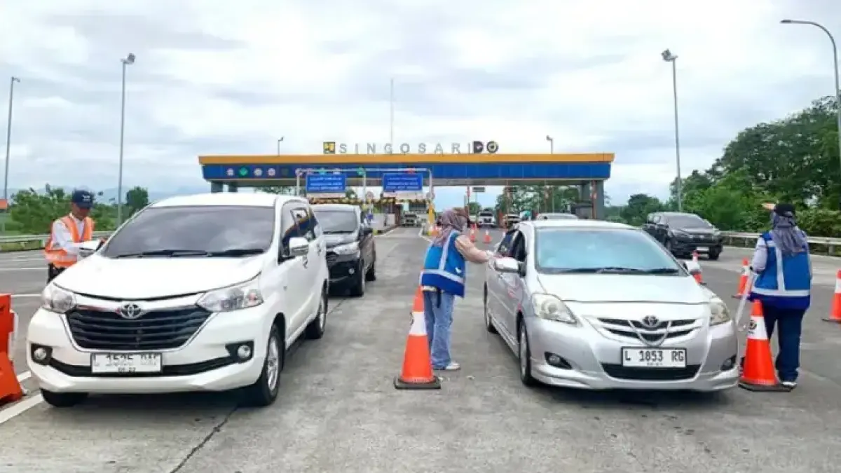 TITIK TERPADAT: PT Jasamarga Pandaan-Malang menerapkan sistem Mobile Reader (MR)
untuk mengurai antrean tapping e-Tol di Gerbang Tol Singosari, kemarin (23/3).