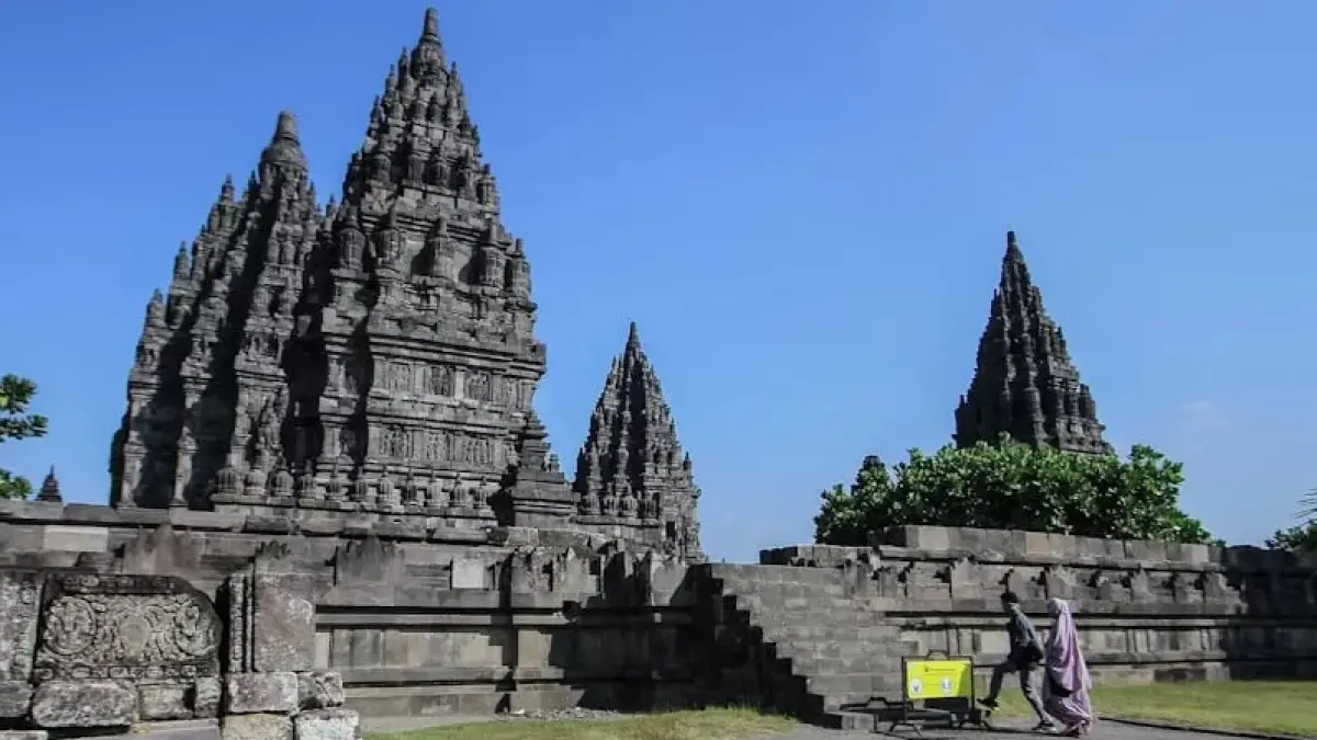 Wisatawan jalan-jalan di kawasan Candi Prambanan. (Elang Kharisma Dewangga/Radar Jogja)