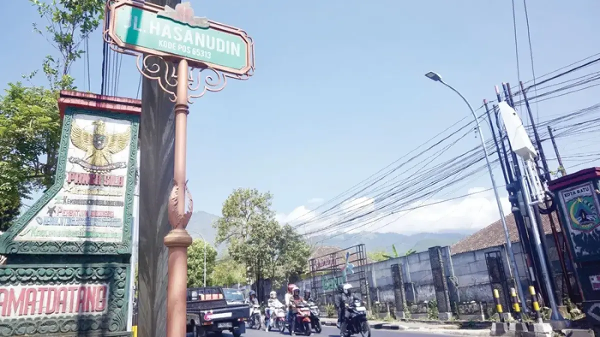 DIROMBAK TOTAL: Aspal kawasan Jalan Hasanuddin Desa Pesanggrahan Kecamatan Batu terlihat bergelombang kemarin (18/6).