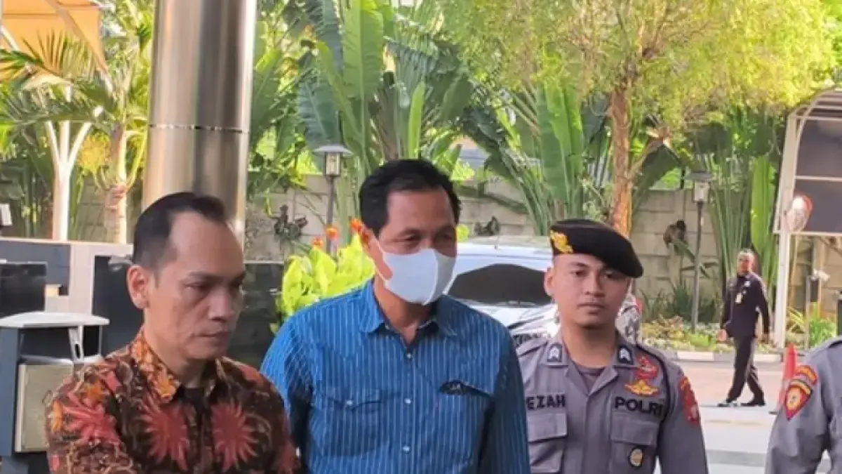Momen Bupati Muara Enim Edison tiba di gedung Merah Putih KPK setelah terjaring OTT KPK (news.detik.com)