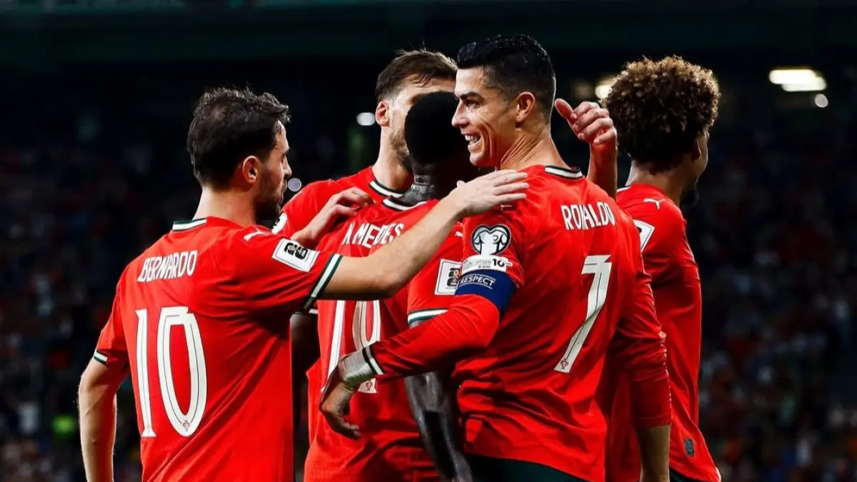 Para pemain Portugal merayakan gol di UEFA Nations League.