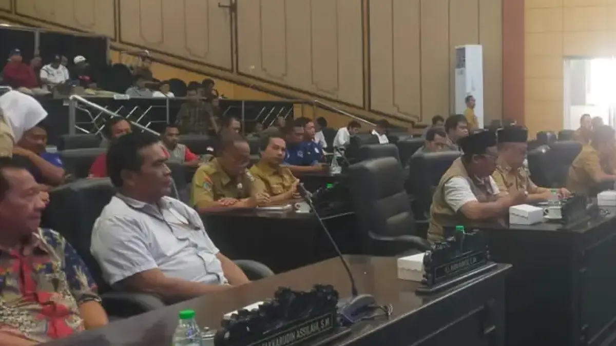 Komisi D memanggil manajemen perusahaan, perwakilan buruh, dan Dinas Tenaga Kerja (Disnaker) Jombang untuk meminta penjelasan terkait PHK lebih dari seribu pekerja yang akan berlaku mulai 1 Juli mendatang. (Azmy Endiyana/Radar Jombang)
