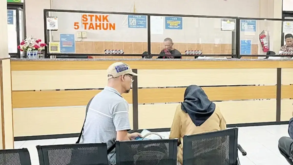 PERLU DIGENJOT LAGI: Sejumlah warga mengantre untuk membayar pajak kendaraan di Kantor Samsat Malang Kota di Kecamatan Sukun, kemarin (14/3). (NAHDIATUL AFFANDIAH / RADAR MALANG)