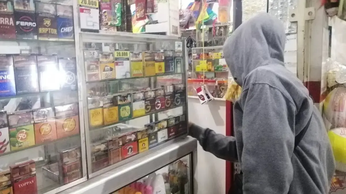 BANYAK DICARI : Rokok masih menjadi incaran warga, dengan berbagai macam merk yang diedarkan. (ILHAM/RADAR JEMBER)