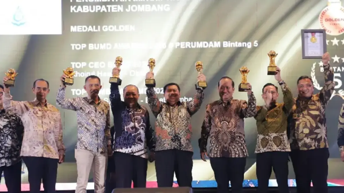 SINERGI: Direktur Perumdam Tirta Kencana Jombang, Khoirul Hasyim, bersama Bupati Warsubi saat meraih penghargaan TOP BUMD Awards 2026, Senin (13/4).