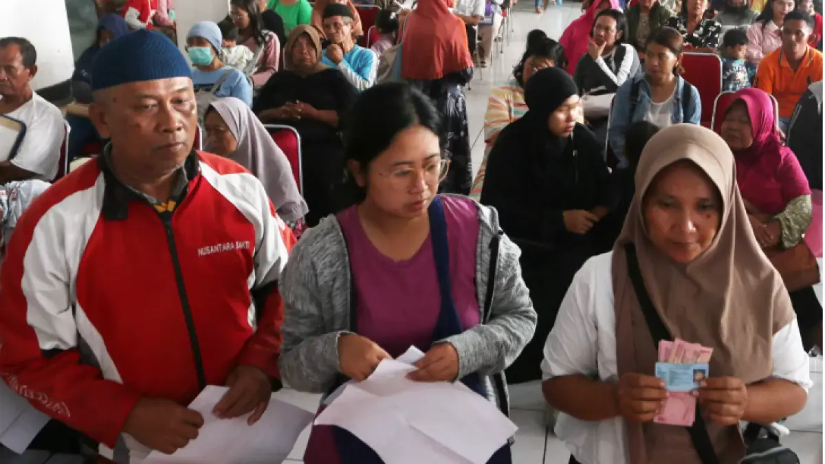 Warga antre mengambil bantuan