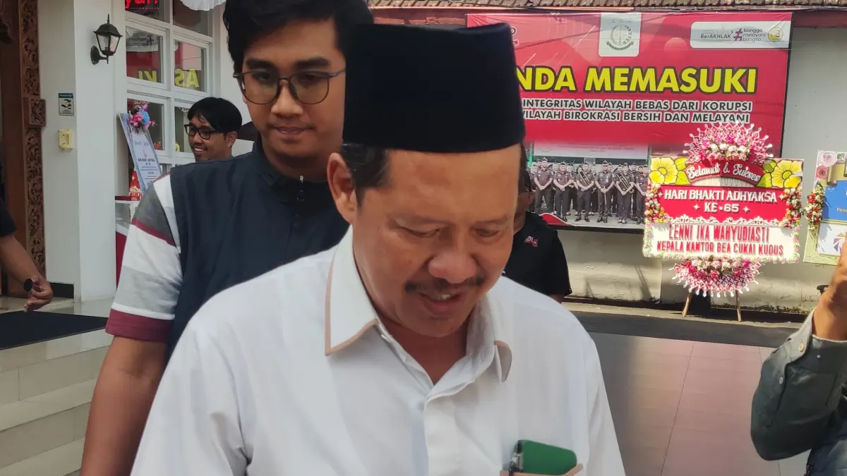 DIKEMBALIKAN: Ketua PCNU Kudus Asyrofi Masyitoh meninggalkan kantor Kejaksaan Negeri Kudus.   &nbsp;
