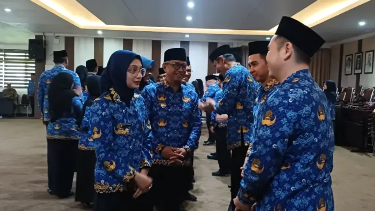 Wali Kota Vinanda melantik puluhan pejabat fungsional dan Pegawai Negeri Sipil (PNS) baru di ruang Joyoboyo Balai Kota Kediri, kemarin (20/4). (AYU ISMA/JPRK)