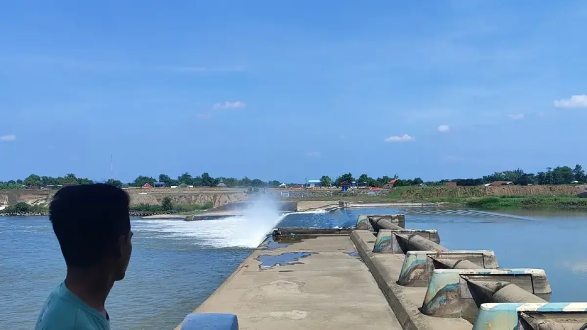 Kondisi pintu enam Dam Karet Jatimlerek, Plandaan, Jombang yang jebol. (Ainul Hafidz/Radar Jombang)