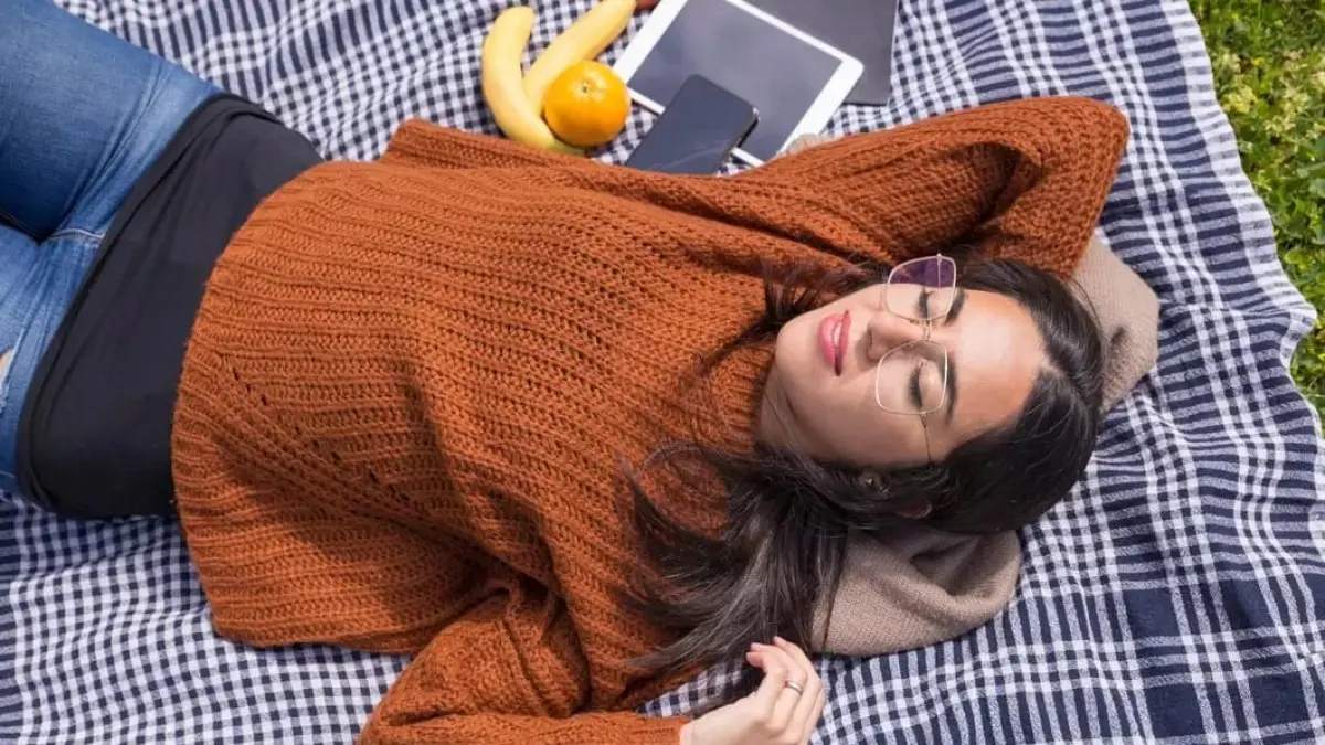 Sering dikira malas, padahal ilmu psikologi mengungkap 3 kebiasaan santai ini justru menandakan tingkat kecerdasan dan efisiensi otak yang tinggi.