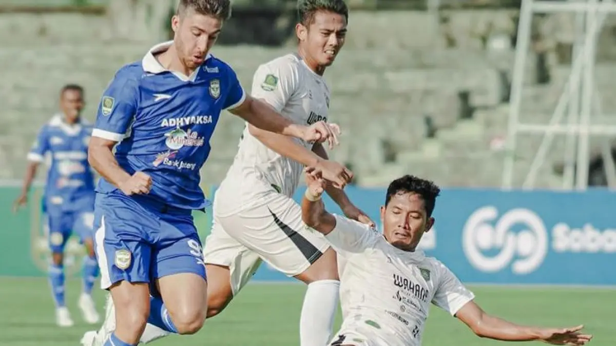 Aksi para pemain Adhyaksa FC berjibaku dengan lawannya.