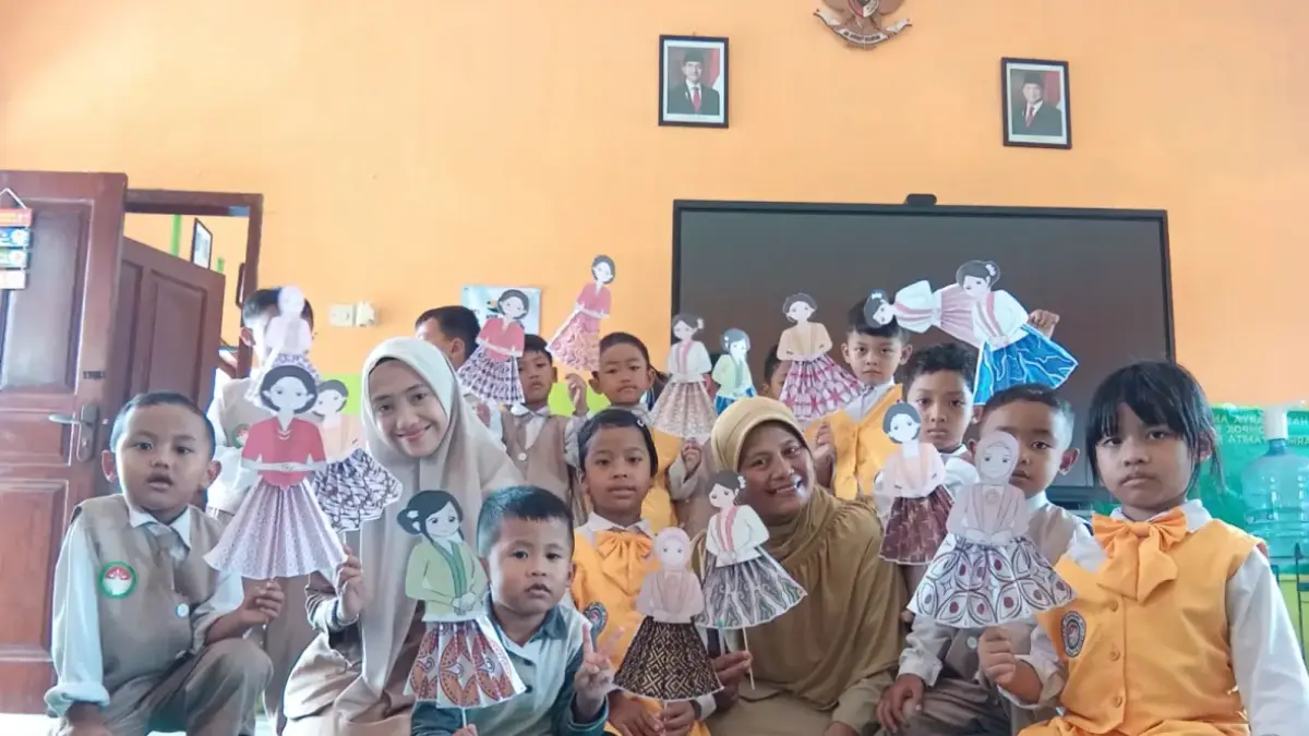 KREATIF : Seluruh siswa TK Dharma Wanita Persatuan membuat wayang orang untuk memperigati Hari Kartini.