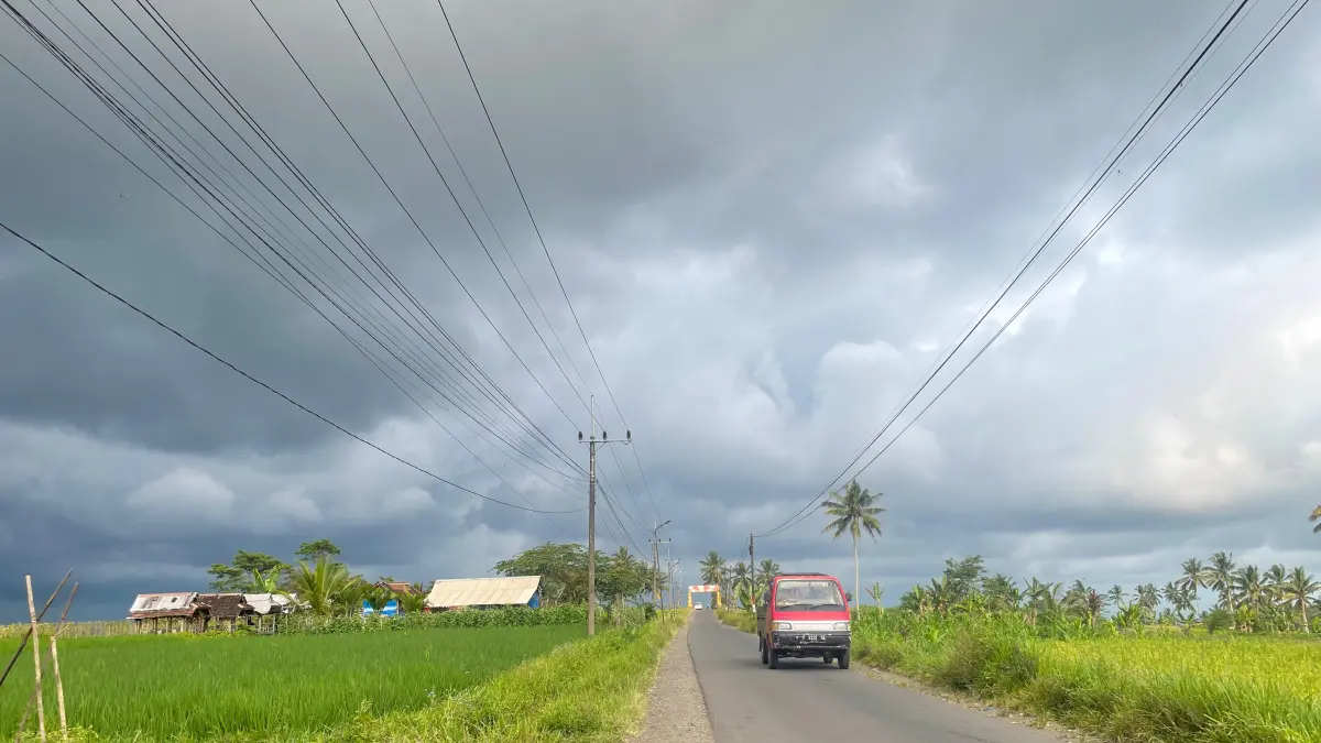 BMKG peringatkan sejumlah wilayah berpotensi hujan dan angin kencang. (ADE APRYANIS/RADAR SEMERU)