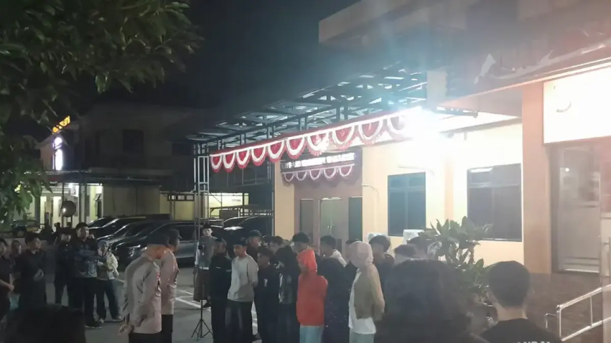 DIBINA: Puluhan remaja perguruan silat yang diamankan di Polres Mojokerto usai melakukan konvoi dan meresahkan warga di Kecamatan Gondang, Minggu (9/8).