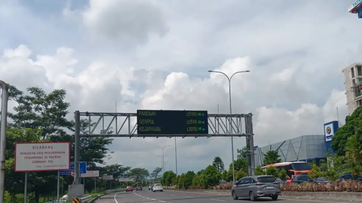 LALU LINTAS: Kendaraan keluar masuk gerbang tol Singosari kemarin (29/5). Arus lalu lintas meningkat dibanding hari biasa.