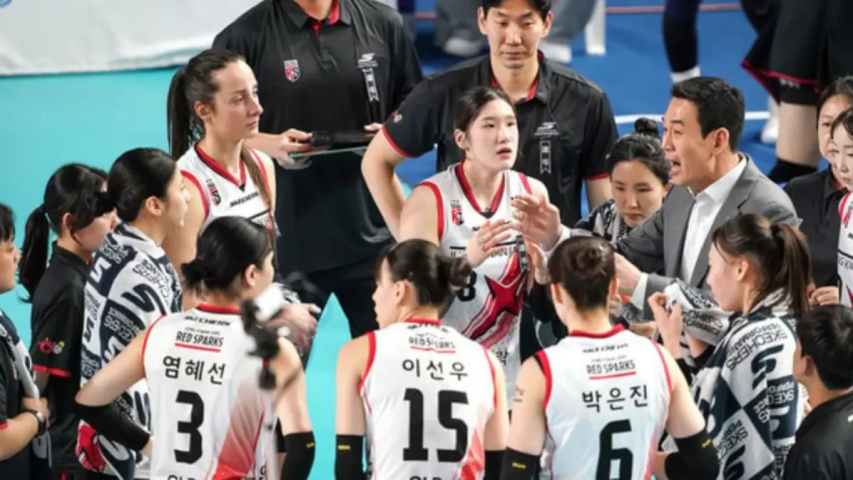 Para pemain Red Sparks menyimak instruksi pelatih Ko Hee Jin di liga voli Korea atau V-League. (KOVO)