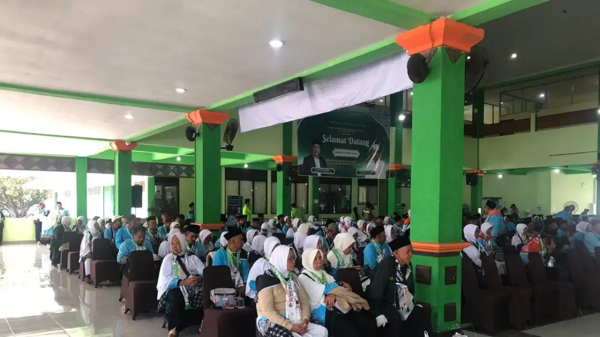 Jemaah Tiba Di Embarkasi Solo (ABDUL KHOFID/RADAR SOLO)