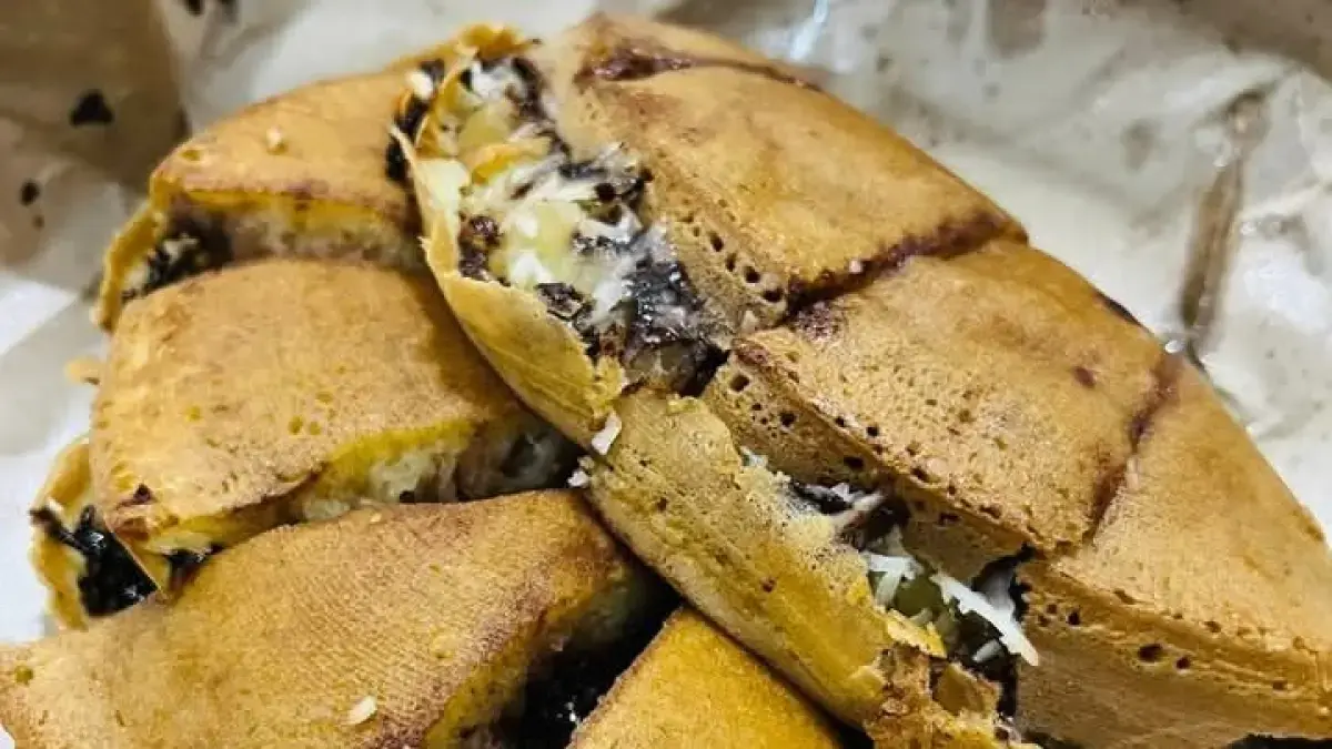 Terang bulan topping ketan hitam. (Instagram @terangbulanbangkaciptarasa)