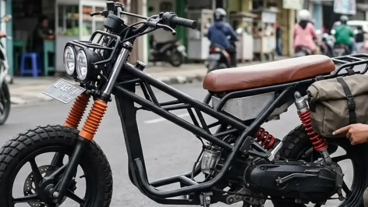 Honda MegaPro Primus custom diubah menjadi motor klasik modern dengan kaki-kaki besar, rangka custom, hitam glossy, dan aksen krom.