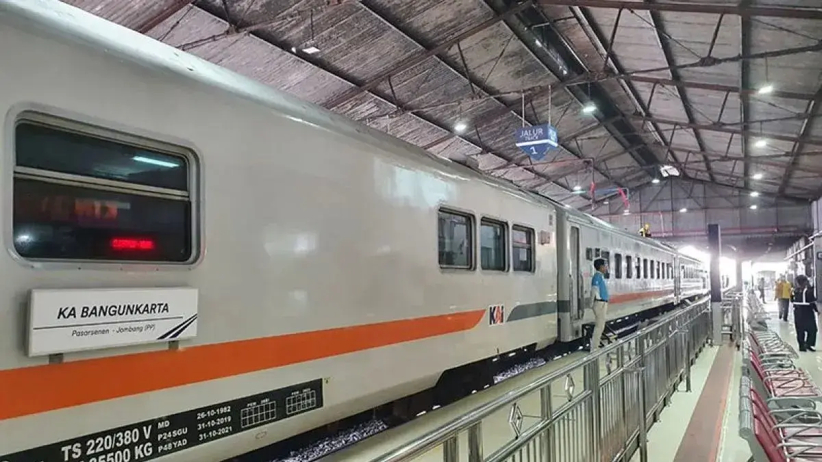 Ilustrasi - KA Bangunkarta berhenti di Stasiun Madiun, Jawa Timut, Minggu (14/3/2021). Mulai 14 Maret 2021, KAI mengembalikan keberangkatan awal KA Bangunkarta dari wilayah Daop 7 Madiun, yakni Stasiun Jombang menuju Stasiun Pasar Senen Jakarta via Yogyakarta dan Purwokerto. ANTARA/HO-Humas KAI Daop 7 Madiun/aa.