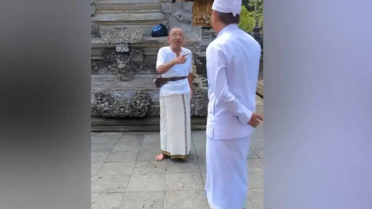 Momen perselisihan antara seorang wisatawan asal India dan warga lokal terkait perbedaan tata cara beribadah di area pura di Bali. (Tangkapan Layar Youtube DuniaScope)
