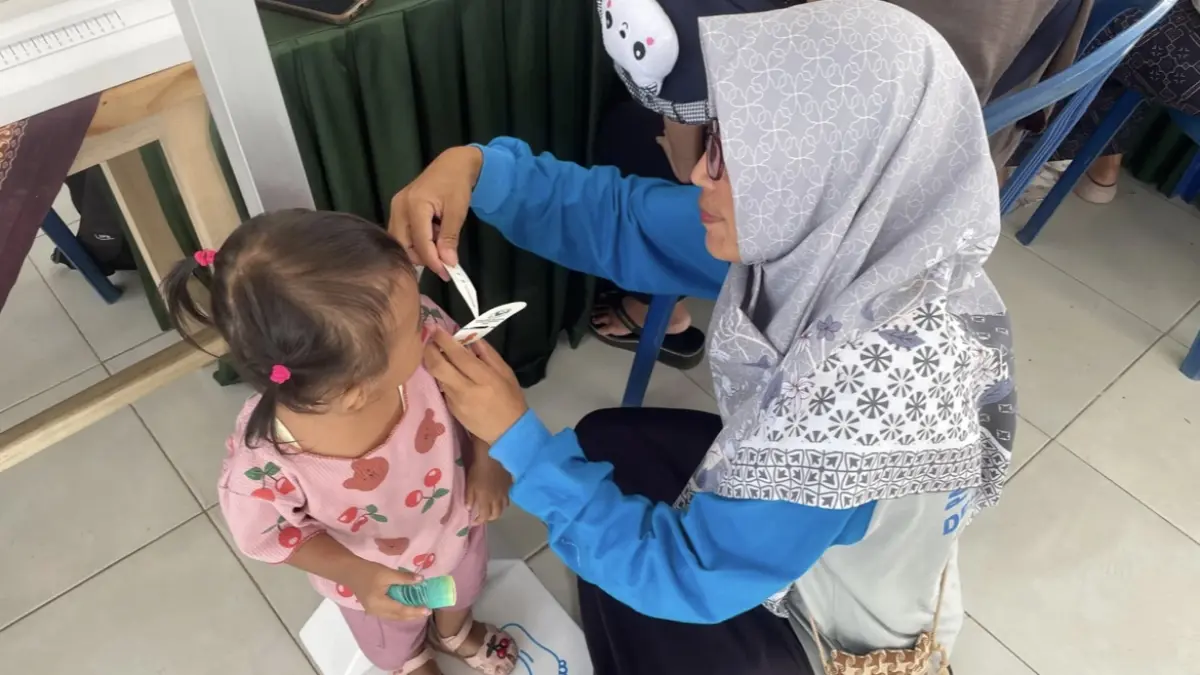 RUTIN POSYANDU: Posyandu rutin diikuti puluhan bayi dan balita untuk mengetahui perkemban tubuh anak, dan mempercepat penanganan jika ada indikasi kekerdilan atau stunting. (ADE APRYANIS/RADAR SEMERU)