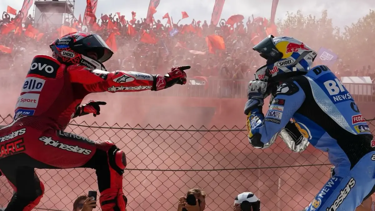 Marc Marquez dan adiknya, Alex Marquez, selebrasi setelah fisnish di Catalunya, 2025. (Ducati) 