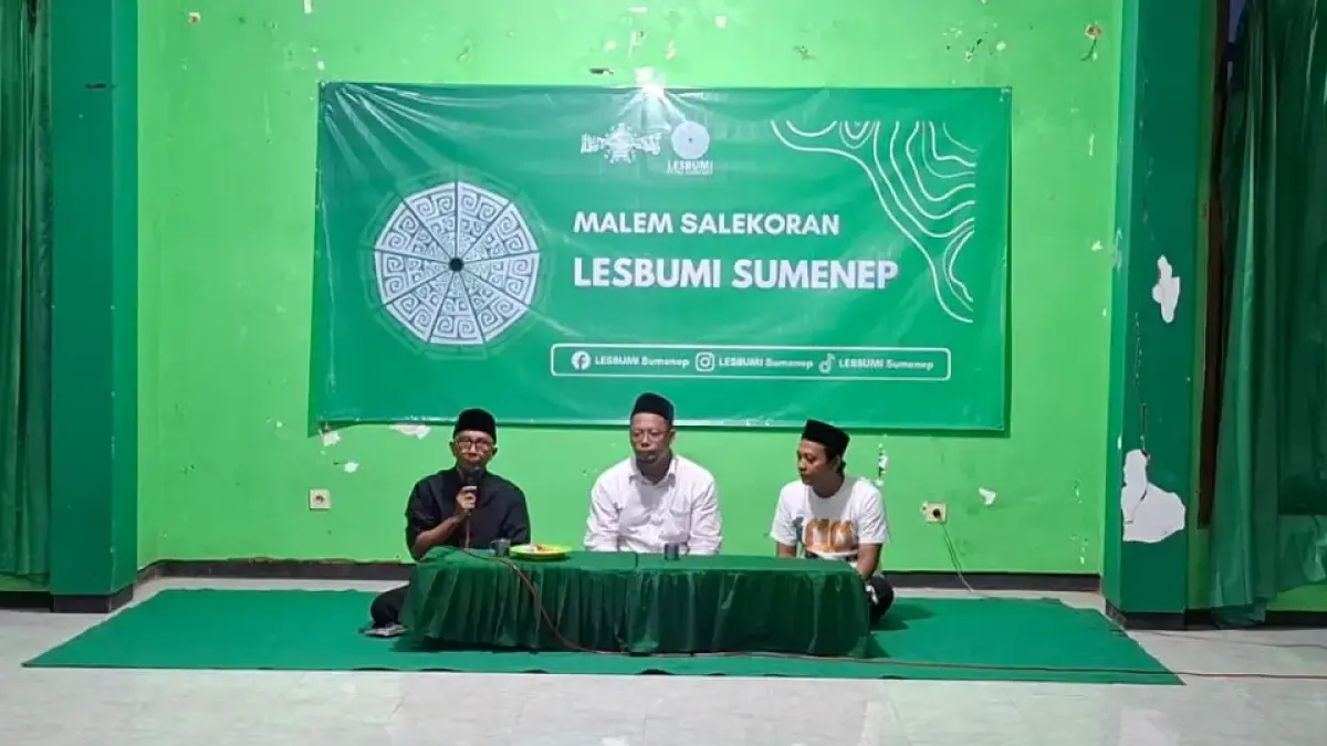 GUYUB: Dari kiri, Tenaga Ahli Bupati Bidang IPTEK dan Kebudayaan Ibnu Hajar, Ketua PCNU Sumenep KH Md Widadi Rahim, dan Maniro AF mengisi acara Malem Salekoran di lantai II Kantor PCNU Sumenep, Minggu (7/6).