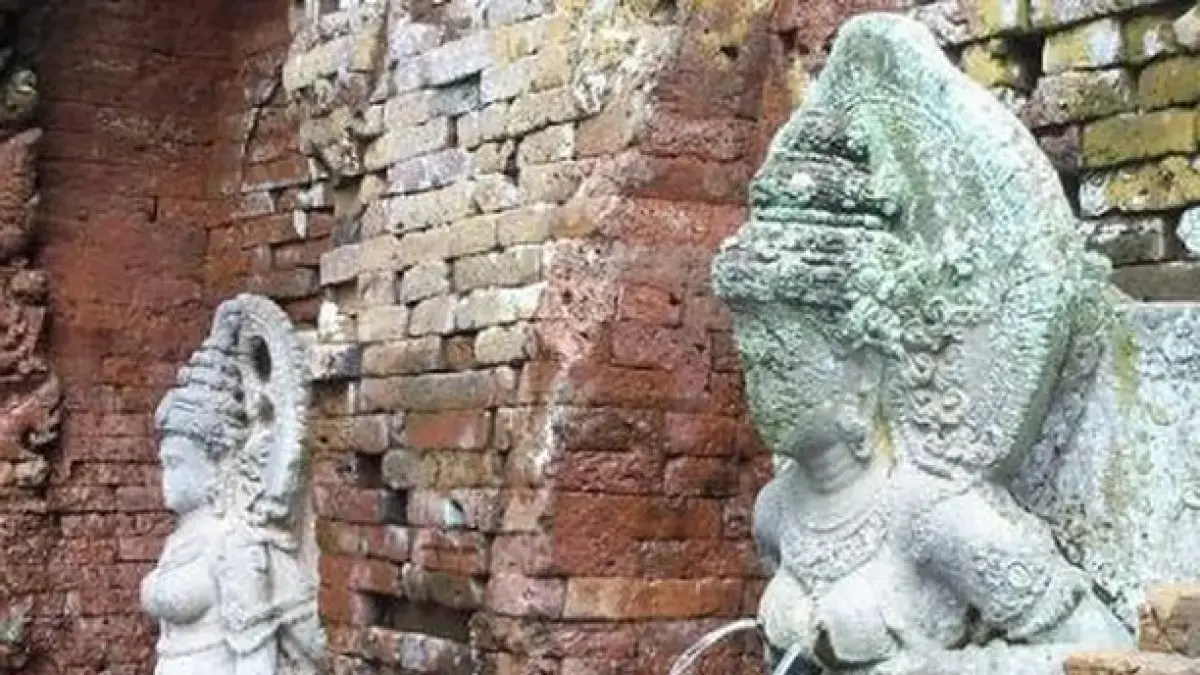 DISUCIKAN: Dua arca berwujud Dewi Sri dan Dewi Lakshmi di Candi Belahan atau dikenal Sumber Tetek yang berada di kaki Gunung Penanggungan, tepatnya di Desa Wonosuryo, Kecamatan Gempol, Kabupaten Pasuruan, Jatim. (Foto: Disbudpar Jatim)