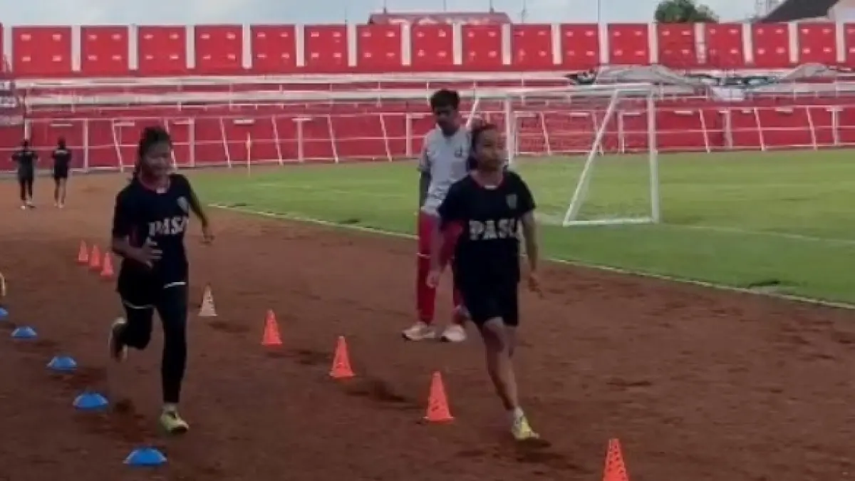 SEMANGAT: Atlet atletik berlatih keras untuk persiapan POPDA 2026 Jatim.