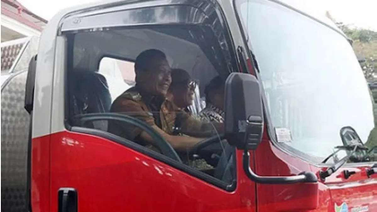 ARMADA KEEMPAT: Wali Kota Malang Wahyu Hidayat (kiri) menjajal bantuan armada tangki air dari CSR Bank Jatim beberapa waktu lalu. (Dokumen Radar Malang)