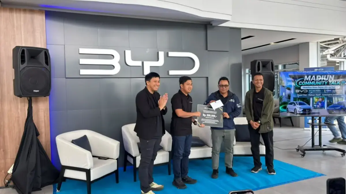BERKOLABORASI – (dari kiri) Automotive Influencer Ridwan Hanif, Ketua Umum KORMI Siroojul Kahfi, dan Branch Manager BYD Haka Madiun Joko Pono Widagdo, Media Relation Haka Auto Derry dalam kegiatan komunitas BYD Haka Madiun. (BYD Haka Madiun)