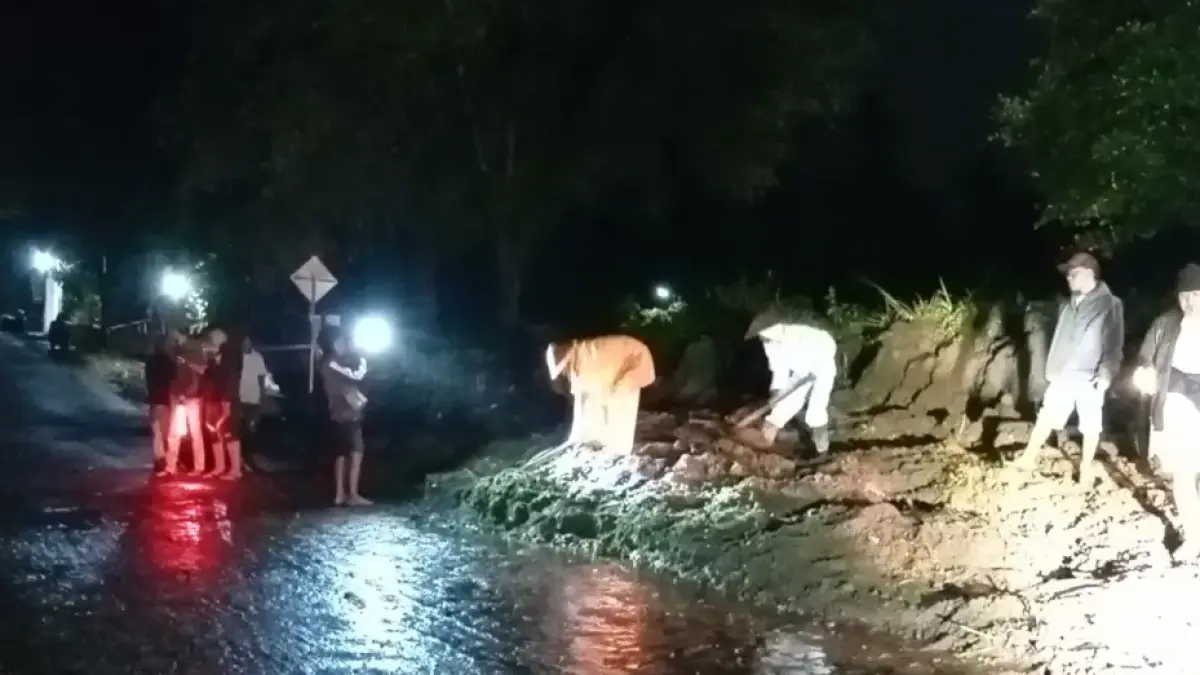 GOTONG ROYONH: Pembersihan material longsor di Candibinangun Sleman akibat hujan deras Selasa (14/4). (Dokumentasi BPBD Sleman)