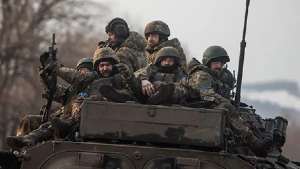 Tentara Ukraina menumpangi kendaraan tempur infantri BMP- 2 (REUTERS/STRINGER)