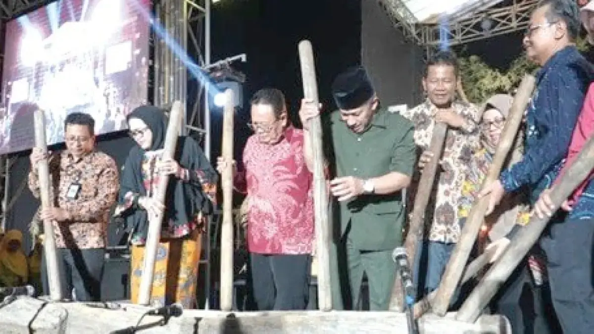 BERMANFAAT BAGI RAKYAT: Ketua DPRD DIY Nuryadi (tiga dari kiri) dan Sekda DIY Ni Made Dwipanti Indrayanti (dua dari kiri) bersama pejabat Pemda DIY serta Pemkab Sleman menumbuk gejog lesung saat puncak peringatan 14 Tahun UUK DIY di Balai Budaya Tamanmartani, Kalasan, Sleman, pada Senin (31/8) malam. Ribuan masyarakat mengikuti kegiatan Memetri Keistimewaan DIY tersebut. Delima Purnamasari/Radar Jogja