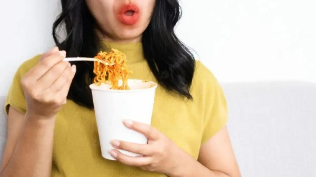 Ilustrasi makan makanan pedas instan.