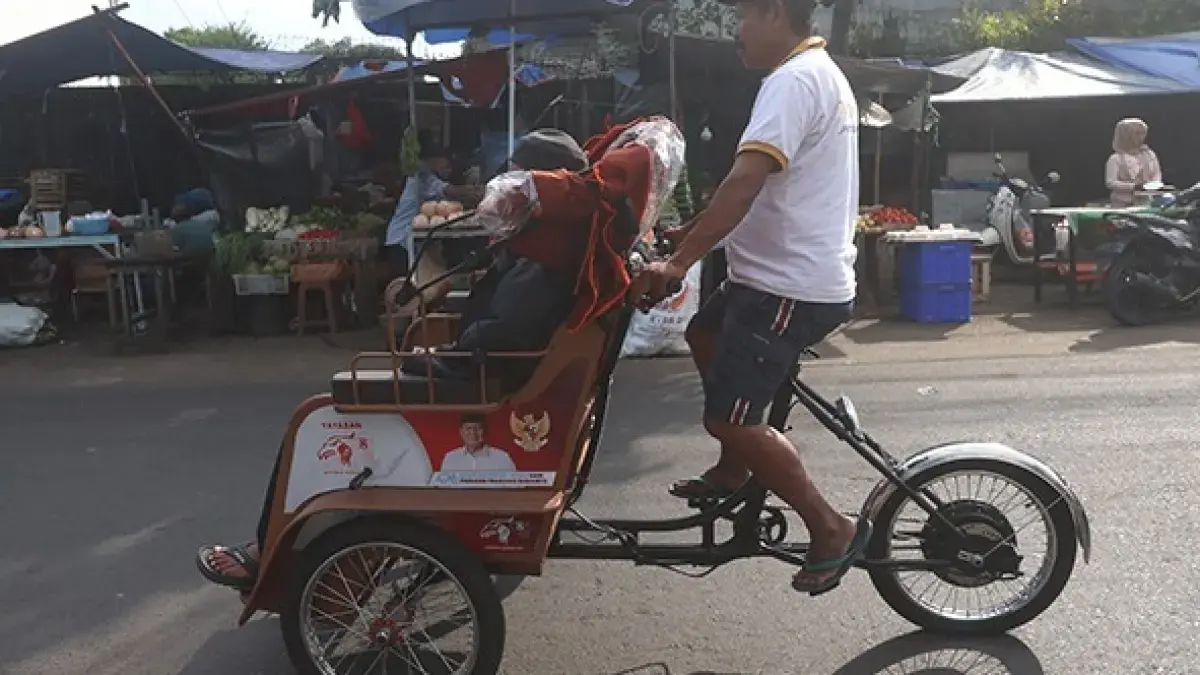 PENDA PATAN
MASIH
MINIM: Salah
satu tukang
becak listrik
mengantarkan
penumpang
ke Pasar
Kebalen,
Kota Malang,
kemarin.