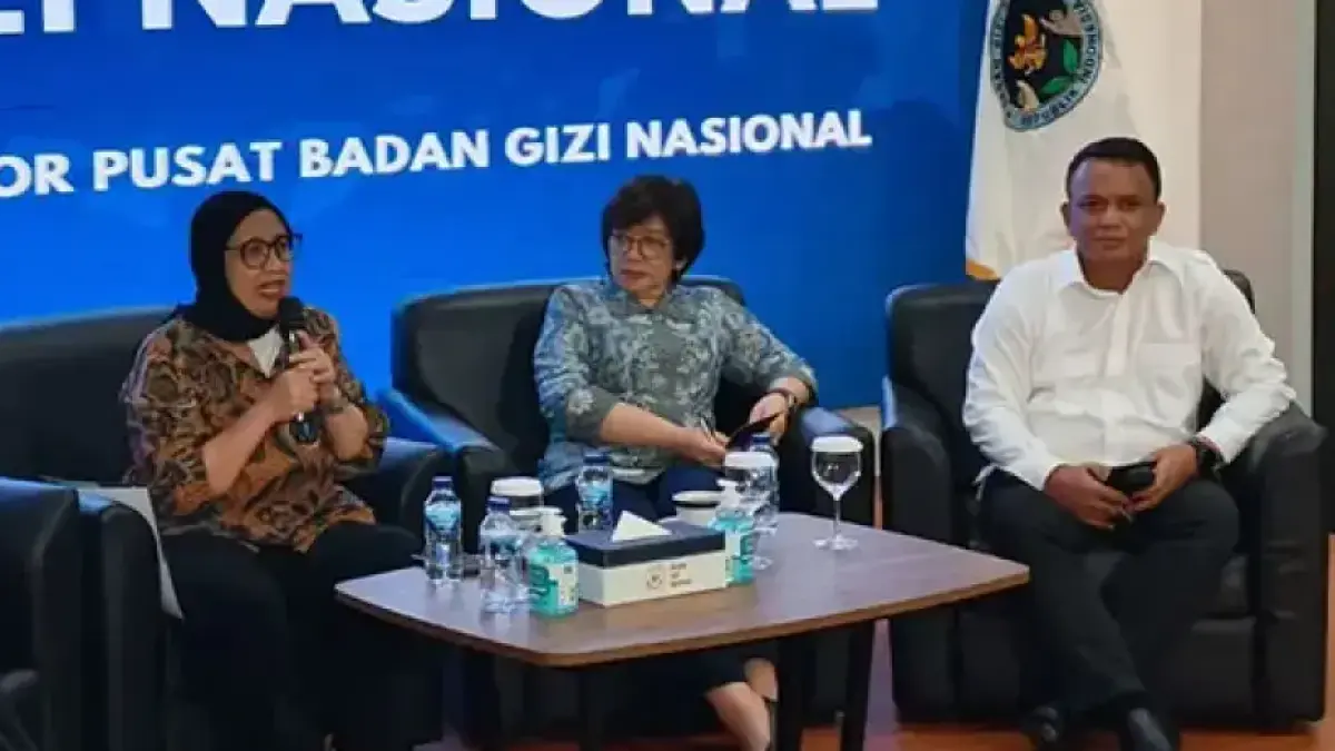 Kepala BGN Nanik S Deyang bersama Agustina Arumsari dan Mayjen TNI Trenggono, dalam konferensi pers di Kantor BGN, Kamis (4/6). (Dimas Choirul/Jawapos.com).