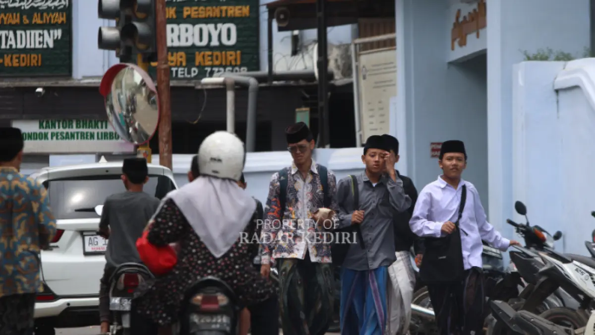 Santri Pondok Pesantren Lirboyo beraktivitas. (WAHYU ADJI F)