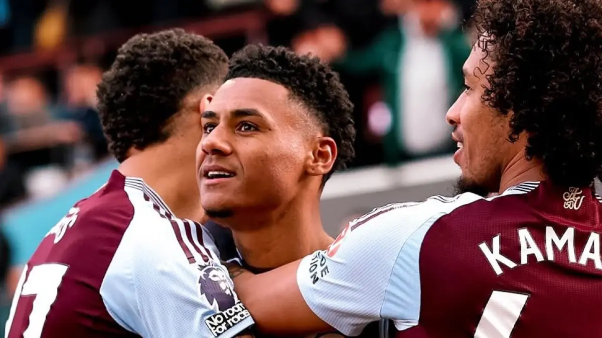 Pemain Aston Villa merayakan gol.