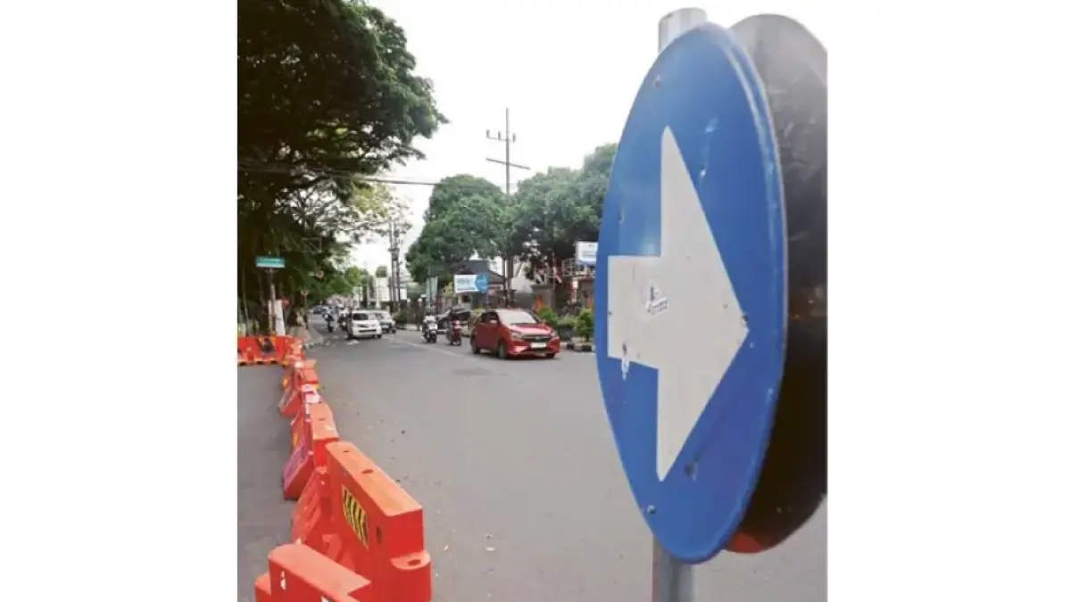 ATUR LALIN: Rambu terpasang di Jalan Kahuripan, Klojen, kemarin. Rekayasa lalu lintas
menjadi salah satu cara yang dilakukan Pemkot Malang untuk mengurai kemacetan.