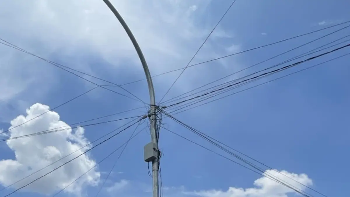 Kondisi salah satu tiang PJU di wilayah Jalan Desa Pakis, Kecamatan Grabagan masih tampak ditumpangi kabel internet yang diduga ilegal. (RADAR TUBAN)