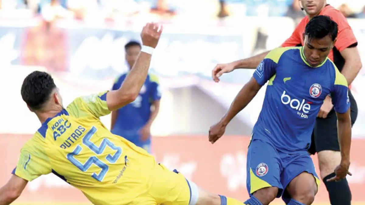 Arkhan Fikri (kanan) berusaha melewati pemain belakang Persib Frans Putros dalam laga Super League pekan ke-6, 22 September lalu.