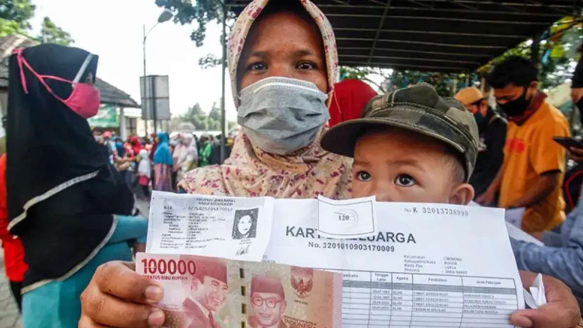 KPM menerima pencairan bansos (ANTARA FOTO/Yulius Satria Wijaya/NZ.)