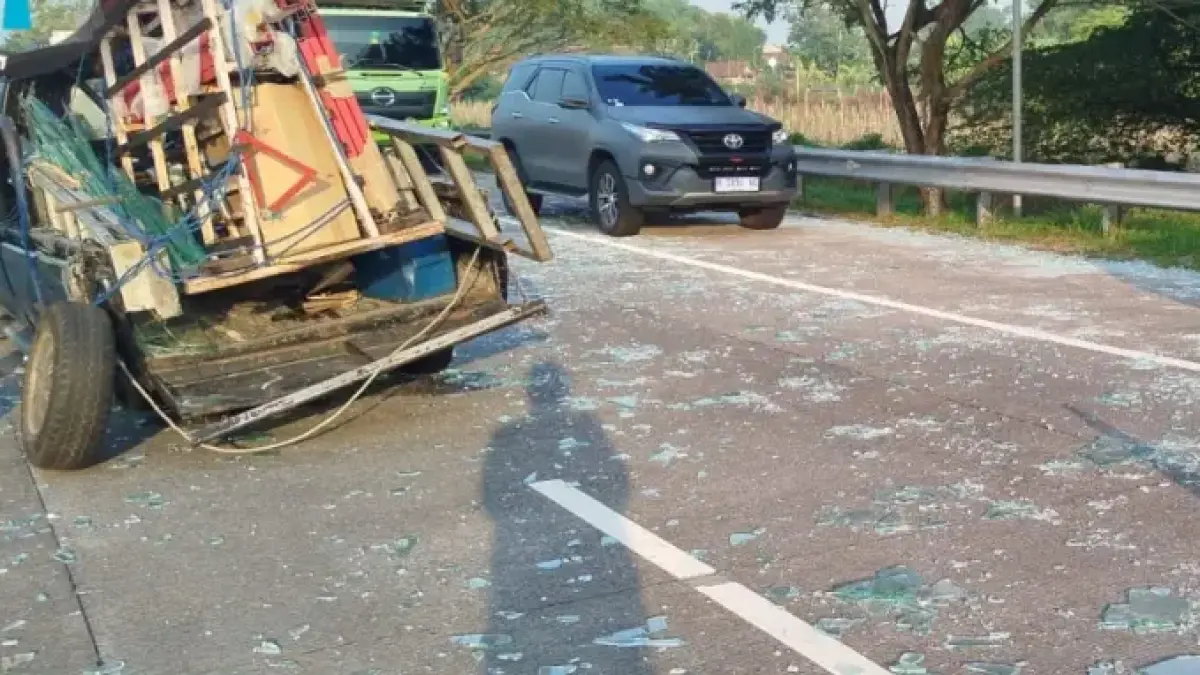 Kecelakaan tunggal terjadi di ruas Tol Jombang-Mojokerto KM 702+200 A, masuk Desa Jombok, Kecamatan Kesamben, Jombang, Senin (25/5) pagi. (Achmad RW/Radar Jombang)